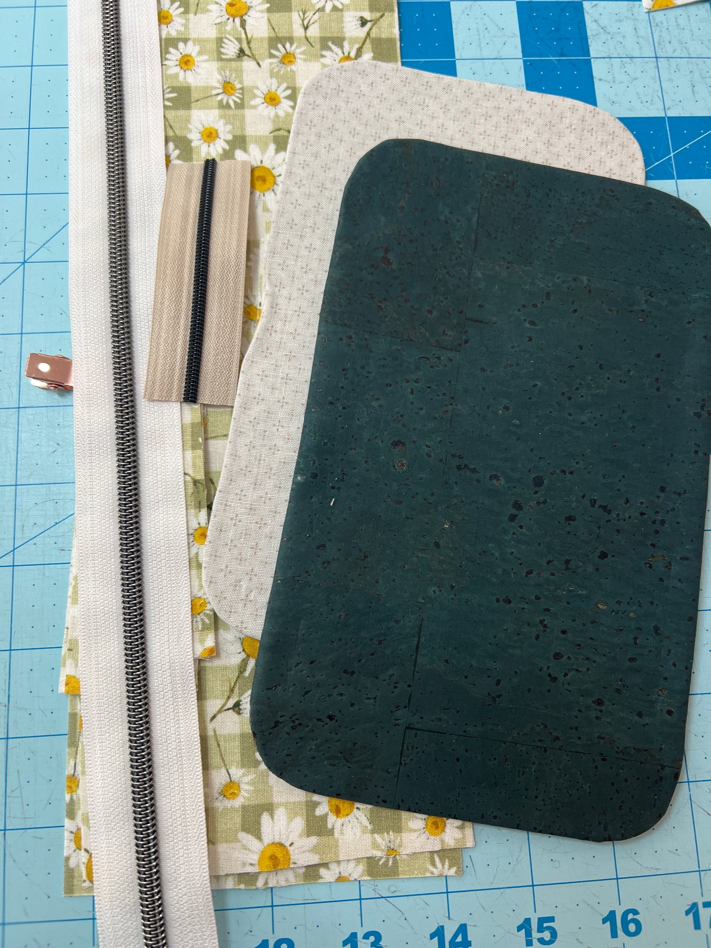 Zip around wallet Green Cork