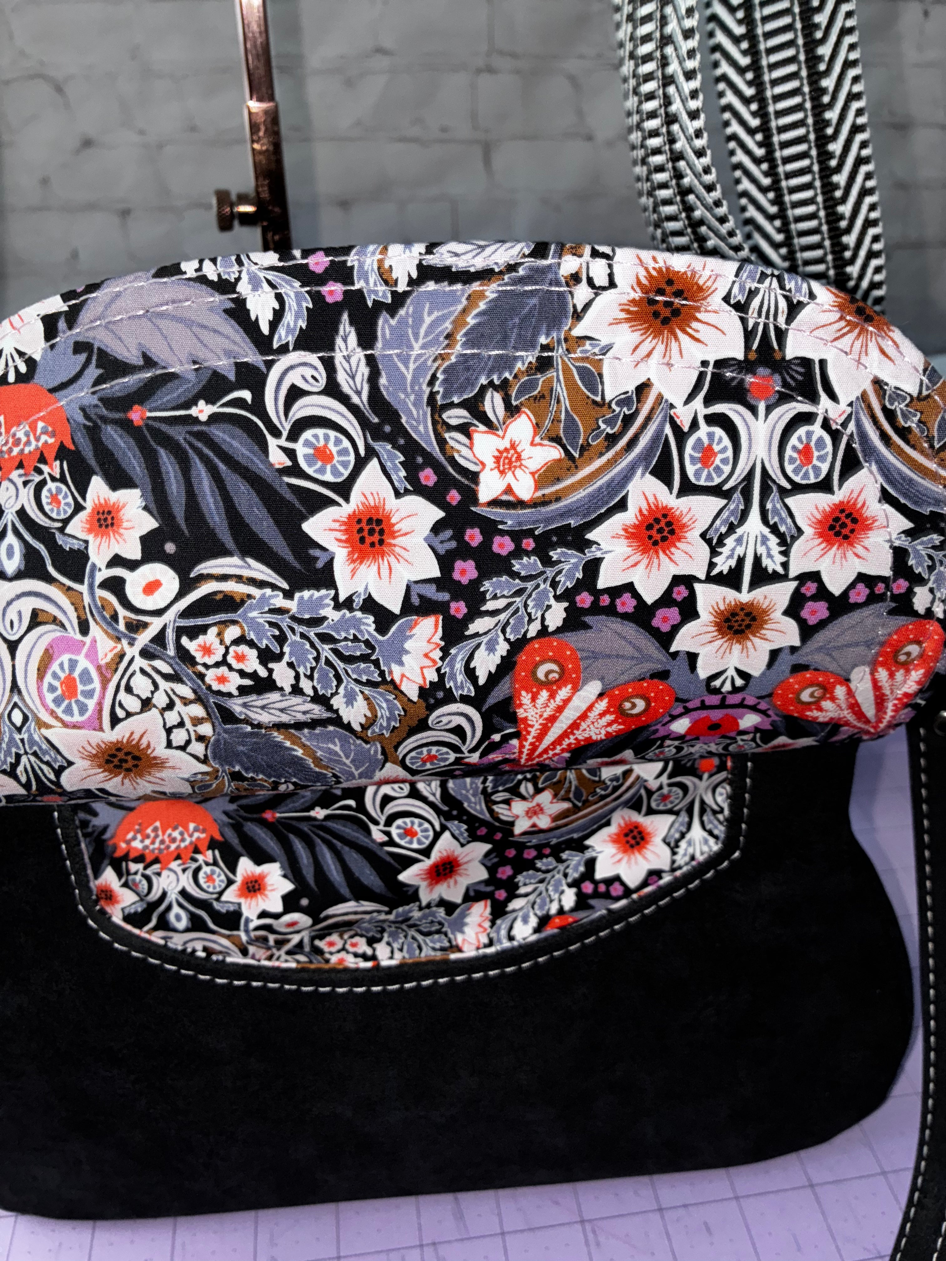 Brightstone Black - pink threading