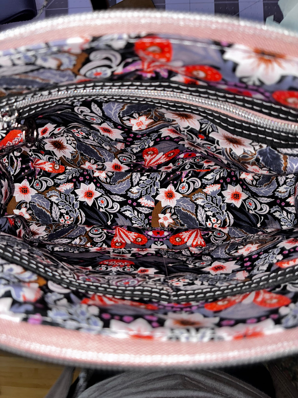 Brightstone Black - pink threading