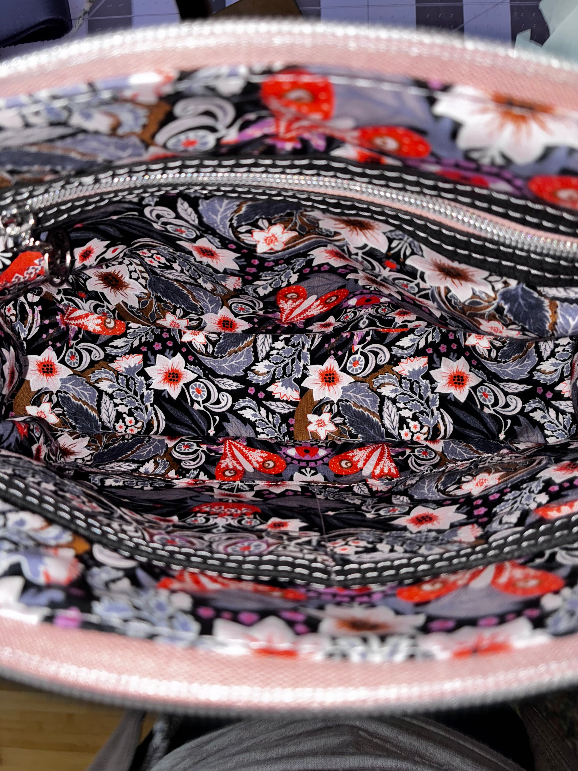 Brightstone Black - pink threading