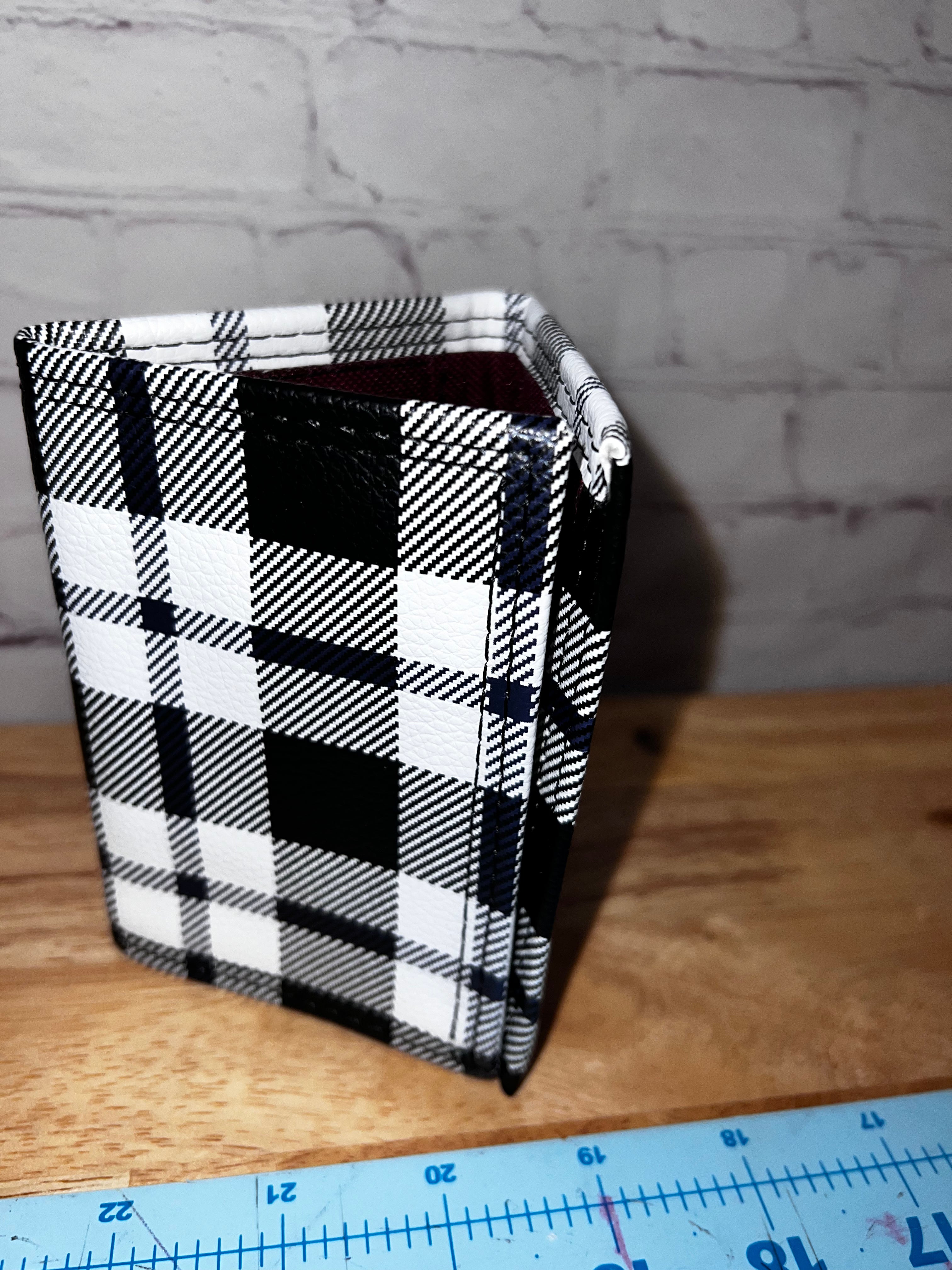 Men’s trifold wallet use drop down for styles